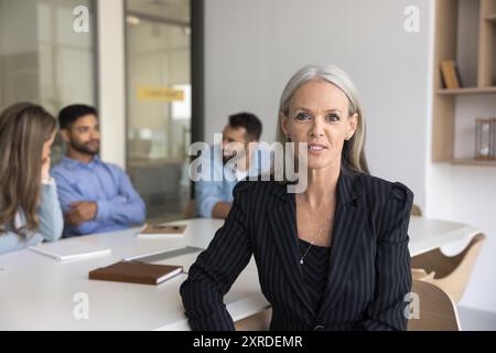 Positives professionelles Porträt der Geschäftsführerin Stockfoto