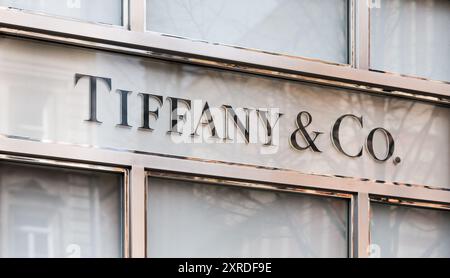 Das Tiffany and Co Logo ist in einem der Londoner Geschäfte des Unternehmens angebracht. Das Unternehmen ist vielleicht am bekanntesten für Diamantschmuck, hat aber auch Duftstoffe hergestellt. Stockfoto