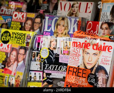 Zeitungskiosk im Zentrum von London mit vielen internationalen Frauen- und Klatschtiteln - Marie Claire, OK, Look, Red, Vogue UK, Grazia und Chat. Stockfoto