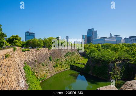 Burggraben und Innenmauer von Osaka Castle. Osaka Castle ist eine japanische Burg im Bezirk Chuo in der historischen Stadt Osaka, Japan. Es ist eines der berühmtesten c Stockfoto