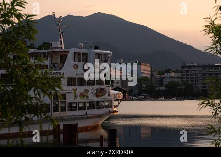 Akan-See, Japan - 23. Juli 2024: Die Sonne geht über einem Kreuzfahrtschiff auf dem Akan-See und Onsen-Kurort im Akan-Mashu-Nationalpark in Hokkaido in unter Stockfoto