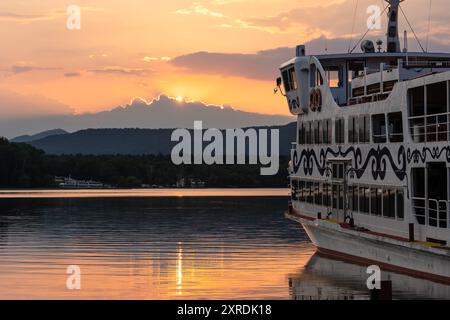 Lake Akan, Japan: Dramatischer Sonnenuntergang über einem Kreuzfahrtschiff auf dem Akan-See im Akan-Mashu-Nationalpark in Hokkaido im Sommer in Japan. Stockfoto