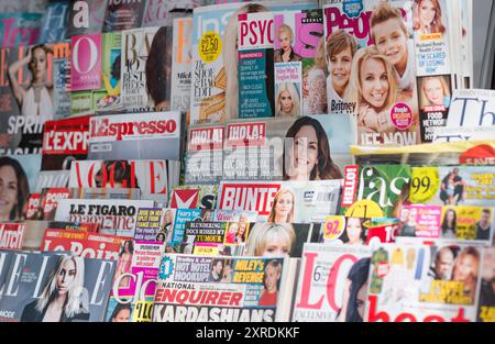 Zeitungskiosk im Zentrum Londons mit vielen internationalen Titeln wie Psychologies Magazine, InStyle, Vogue, Marie Claire und Harper's Bazaar Stockfoto