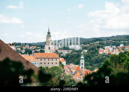 Ein malerischer Blick offenbart die atemberaubende Landschaft von Cesky Krumlov mit seinen einzigartigen historischen Gebäuden, lebhaften Dächern und hohen Türmen darunter Stockfoto