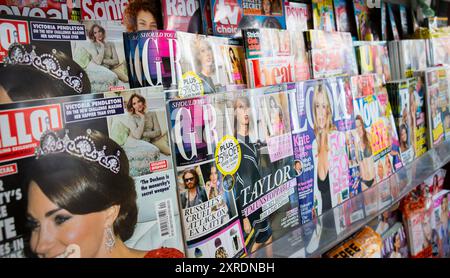 Zeitschriftenregal mit britischen Titeln Grazia, Hello, Look, Now, TV Choice und Heat mit Klatsch, Skandalen, Soap Stars, Royalty und Showbiz News. Stockfoto