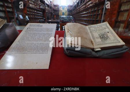 Puebla, Mexiko. August 2024. Ein altes Buch wird am 9. August 2024 in der Palafoxiana Library im Herzen des historischen Zentrums von Puebla, Mexiko, ausgestellt. Die 1646 von Bischof Juan de Palafox y Mendoza gegründete Bibliothek gilt als die erste öffentliche Bibliothek Amerikas mit einer Sammlung von etwa 45.000 Büchern in Zedernregalen. (Foto: Carlos Santiago/Eyepx Group) (Foto: Eyepix/NurPhoto) Credit: NurPhoto SRL/Alamy Live News Stockfoto