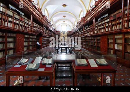 Puebla, Mexiko. August 2024. Ein allgemeiner Blick auf die Palafoxiana-Bibliothek, die sich im Herzen des historischen Zentrums der Stadt Puebla befindet, zeigt ihre Sammlung von etwa 45.000 Büchern, die in Zedernregalen geschützt sind. Die 1646 von Bischof Juan de Palafox y Mendoza gegründete Bibliothek gilt als die erste öffentliche Bibliothek Amerikas, am 9. August 2024 in Puebla, Mexiko. (Foto: Carlos Santiago/Eyepx Group) (Foto: Eyepix/NurPhoto) Credit: NurPhoto SRL/Alamy Live News Stockfoto