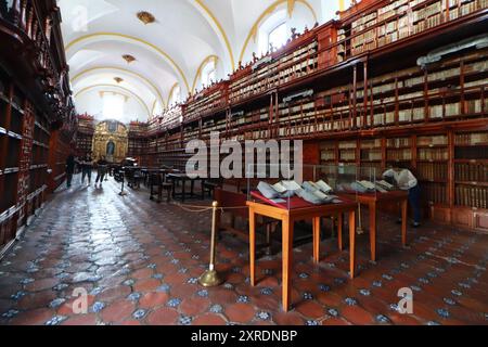 Puebla, Mexiko. August 2024. Ein allgemeiner Blick auf die Palafoxiana-Bibliothek, die sich im Herzen des historischen Zentrums der Stadt Puebla befindet, zeigt ihre Sammlung von etwa 45.000 Büchern, die in Zedernregalen geschützt sind. Die 1646 von Bischof Juan de Palafox y Mendoza gegründete Bibliothek gilt als die erste öffentliche Bibliothek Amerikas, am 9. August 2024 in Puebla, Mexiko. (Foto: Carlos Santiago/Eyepx Group) (Foto: Eyepix/NurPhoto) Credit: NurPhoto SRL/Alamy Live News Stockfoto