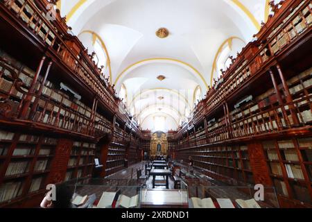 Puebla, Mexiko. August 2024. Ein allgemeiner Blick auf die Palafoxiana-Bibliothek, die sich im Herzen des historischen Zentrums der Stadt Puebla befindet, zeigt ihre Sammlung von etwa 45.000 Büchern, die in Zedernregalen geschützt sind. Die 1646 von Bischof Juan de Palafox y Mendoza gegründete Bibliothek gilt als die erste öffentliche Bibliothek Amerikas, am 9. August 2024 in Puebla, Mexiko. (Foto: Carlos Santiago/Eyepx Group) (Foto: Eyepix/NurPhoto) Credit: NurPhoto SRL/Alamy Live News Stockfoto