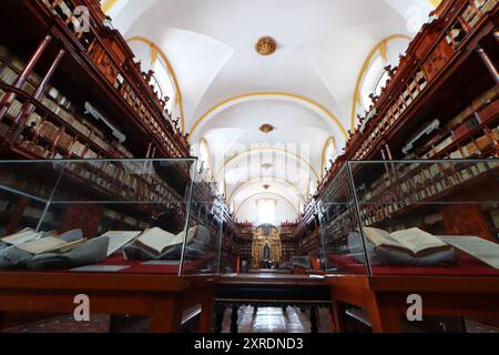 Puebla, Mexiko. August 2024. Ein allgemeiner Blick auf die Palafoxiana-Bibliothek, die sich im Herzen des historischen Zentrums der Stadt Puebla befindet, zeigt ihre Sammlung von etwa 45.000 Büchern, die in Zedernregalen geschützt sind. Die 1646 von Bischof Juan de Palafox y Mendoza gegründete Bibliothek gilt als die erste öffentliche Bibliothek Amerikas, am 9. August 2024 in Puebla, Mexiko. (Foto: Carlos Santiago/Eyepx Group) (Foto: Eyepix/NurPhoto) Credit: NurPhoto SRL/Alamy Live News Stockfoto