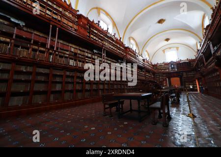 Puebla, Mexiko. August 2024. Ein allgemeiner Blick auf die Palafoxiana-Bibliothek, die sich im Herzen des historischen Zentrums der Stadt Puebla befindet, zeigt ihre Sammlung von etwa 45.000 Büchern, die in Zedernregalen geschützt sind. Die 1646 von Bischof Juan de Palafox y Mendoza gegründete Bibliothek gilt als die erste öffentliche Bibliothek Amerikas, am 9. August 2024 in Puebla, Mexiko. (Foto: Carlos Santiago/Eyepx Group) (Foto: Eyepix/NurPhoto) Credit: NurPhoto SRL/Alamy Live News Stockfoto