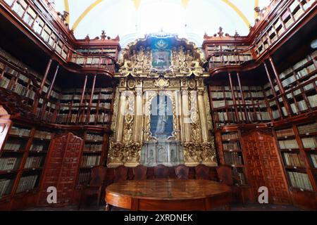 Puebla, Mexiko. August 2024. Das Altarstück der Jungfrau von Trapani ist am 9. August 2024 in der Palafoxiana Library im Herzen des historischen Zentrums von Puebla, Mexiko, zu sehen. Die 1646 von Bischof Juan de Palafox y Mendoza gegründete Bibliothek gilt als die erste öffentliche Bibliothek Amerikas mit ihrer Sammlung, die in Zedernregalen untergebracht ist und etwa 45.000 Bücher enthält. (Foto: Carlos Santiago/Eyepx Group) (Foto: Eyepix/NurPhoto) Credit: NurPhoto SRL/Alamy Live News Stockfoto