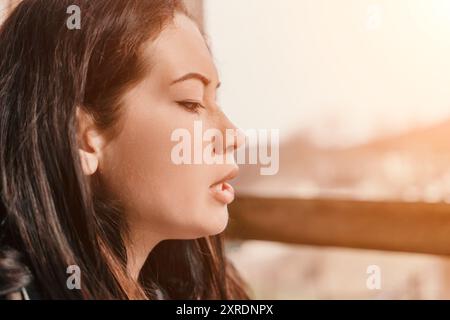 Close-up-Profil einer jungen Frau im Denken Stockfoto