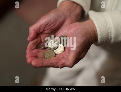 Aktenfoto vom 12/16 einer älteren Frau mit Pfund-Münzen in der Hand. Nach Angaben eines ehemaligen Rentenministers wurden neue Beweise dafür aufgedeckt, dass bei einigen staatlichen Rentenansprüchen nach wie vor Fehler gemacht werden. Ausgabedatum: Samstag, 10. August 2024. Stockfoto