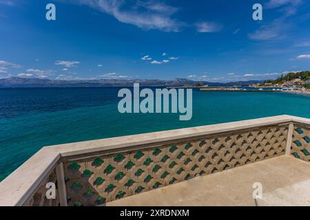 Blaues klares Wasser Adriaküste von Kroatien Peljesac Halbinsel Trpanj Stockfoto