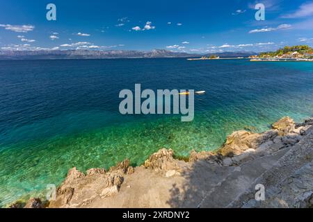 Blaues klares Wasser Adriaküste von Kroatien Peljesac Halbinsel Trpanj Stockfoto