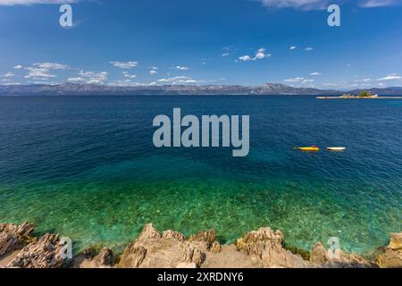 Blaues klares Wasser Adriaküste von Kroatien Peljesac Halbinsel Trpanj Stockfoto