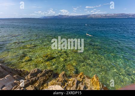 Blaues klares Wasser Adriaküste von Kroatien Peljesac Halbinsel Trpanj Stockfoto