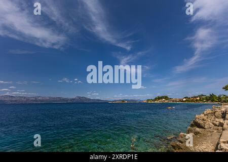 Blaues klares Wasser Adriaküste von Kroatien Peljesac Halbinsel Trpanj Stockfoto