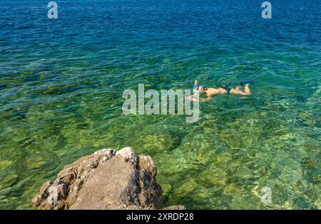 Eine Frau schnorchelt in einer Schwimmmaske Kroatien Stockfoto