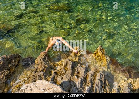 Eine Frau schnorchelt in einer Schwimmmaske Kroatien Stockfoto