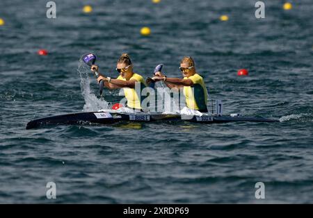 Paris, Frankreich. August 2024. Olympische Spiele 2024 In Paris. Kanu-Sprint. Olympia-Nautikstadion. Paris. Ella Beere (aus) und Aly Bull (aus) beim Kanu-Sprint-Wettbewerb während der Olympischen Spiele 2024 in Paris im Olympischen Nautikstadion in Frankreich. Quelle: Sport In Pictures/Alamy Live News Stockfoto