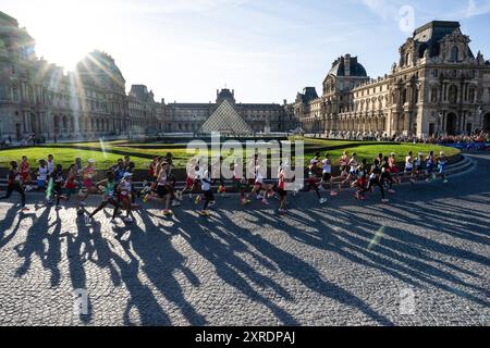 Paris, Frankreich. August 2024. Olympische Spiele, Paris 2024, Leichtathletik, Marathon, Männer, die Läufer laufen am Louvre vorbei. Quelle: Michael Kappeler/dpa/Alamy Live News Stockfoto