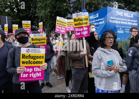 Hunderte antirassistische Demonstranten versammelten sich am Mittwochabend in Brentford, um einer geplanten Nacht der Unruhen durch rechtsextreme Randalierer in London, Großbritannien, entgegenzuwirken Stockfoto