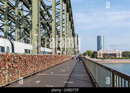 Köln, Deutschland - 28. September 2023: Viele Hochzeitsschleusen hängen an der Hohenzollernbrücke über den Rhein in Köln, Nordrhein-Westfalen, Ger Stockfoto