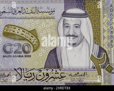 Die olivgrüne und graue 20-Rial-Banknote aus Saudi-Arabien zeigt König Salman und das Logo der G20 auf der Vorderseite. Stockfoto