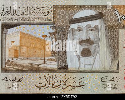 Nahaufnahme von Saudi-Arabien zehn Riyals Banknotenporträt Murabba Palace und König Abdullah bin Abdul Aziz al Saud Porträt. Stockfoto