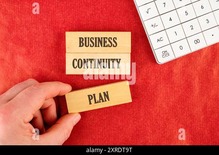 BCP Business Continuity Plan MIT SCHRIFTZUG auf Holzblöcken auf rotem Hintergrund Stockfoto