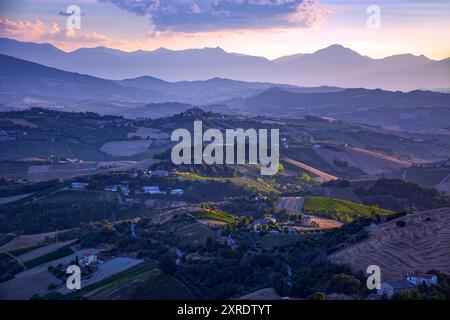 Landschaft in Italien in der Abenddämmerung, Region Marken, Provinz Ascoli Piceno, Sonnenuntergang vom Dorf Ripatransone Stockfoto