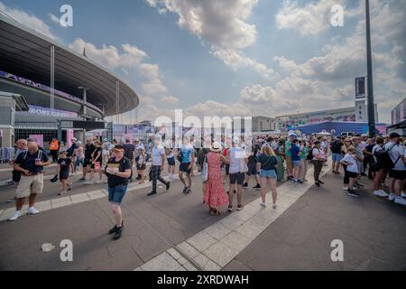 Paris, Frankreich - 2. August 2024 : Blick auf Menschen, die in Richtung Stadion Stade de France laufen, um die Olympischen Spiele von Paris zu sehen Stockfoto