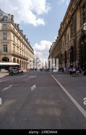 Paris, Frankreich - 2. August 2024 : Blick auf die Touristenmassen in der Rue Rivoli neben dem Louvre Museum in Paris Frankreich Stockfoto