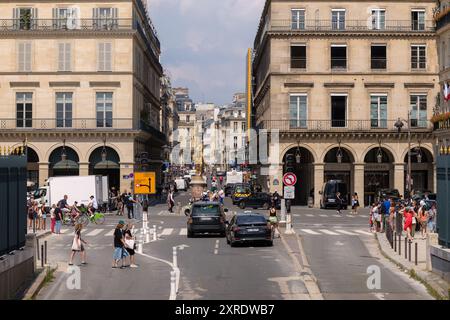 Paris, Frankreich - 2. August 2024 : Blick auf die Statue von Jeanne d'Arc, an einer befahrenen Kreuzung in Paris Frankreich Stockfoto