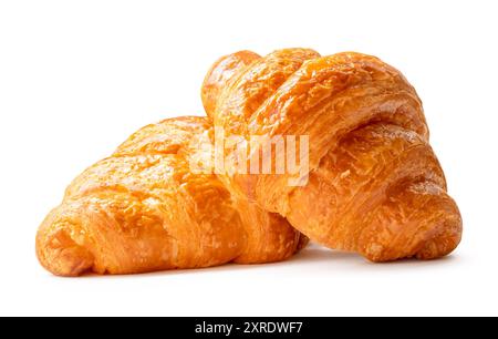 Die Seitenansicht zweier brauner oder goldener Croissants im Stapel ist auf weißem Hintergrund mit Beschneidungspfad isoliert. Stockfoto