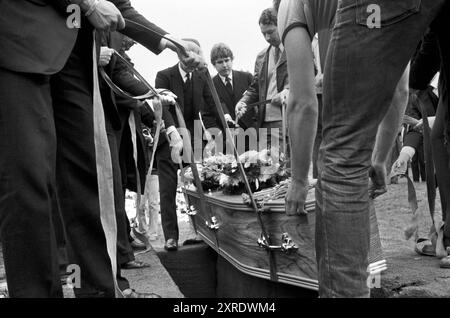 Die Beerdigung von Blair Peach, einem Lehrer aus Ost-London, der im April 1979 während einer Demonstration der Anti-National Front in Southall, West London, getötet wurde. Sein Sarg wurde in den Boden gesenkt. Southall, London, England 13. Juni 1979. HOMER SYKES AUS DEN 1970ER JAHREN. Stockfoto