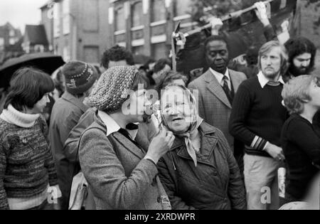 Ein Trauer trägt eine rote Nelke, die auf das Grab von Blair Peach geworfen wird. Tausende nahmen an der Beerdigung Teil. Southall, London, England 13. Juni 1979 1970, UK HOMER SYKES Stockfoto