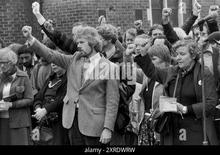 Die Beerdigung von Blair Peach, einem Lehrer aus Ost-London, der im April 1979 während einer Demonstration der Anti-National Front in Southall, West London, getötet wurde. Nun, Wanderer mit erhobenen Armen, geballte Fäuste säumen die Bahn, während die Trauerfalle vorbeigeht. Blair Peach war ein aktives Mitglied der Anti-Nazi-Liga und der Inner London Teachers Association. Southall, London, England 13. Juni 1979. HOMER SYKES AUS DEN 1970ER JAHREN Stockfoto