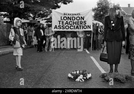 Die Beerdigung von Blair Peach, einem Lehrer aus Ost-London, der im April 1979 während einer Demonstration der Anti-National Front in Southall, West London, getötet wurde. Auf dem Friedhof halten die Trauernden kurz an. Blair Peach war ein aktives Mitglied der Anti-Nazi-Liga und der Inner London Teachers Association. Southall, London, England 13. Juni 1979. HOMER SYKES AUS DEN 1970ER JAHREN Stockfoto