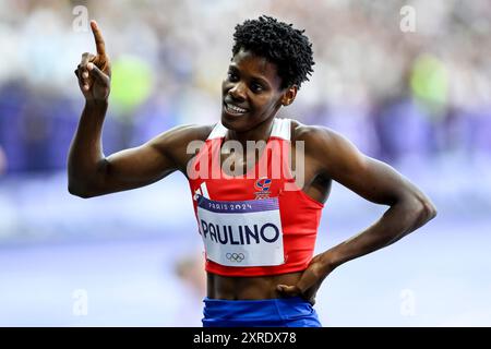 Marileidy Paulino aus der Dominikanischen Republik feiert nach ihrer Teilnahme am 400-m-Finale der Frauen während der Olympischen Spiele 2024 in Paris (Frankreich) am 9. August 2024. Marileidy Paulino gewann die Goldmedaille als erster. Stockfoto