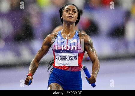 SHA’carri Richardson aus den Vereinigten Staaten von Amerika reagiert nach dem Wettbewerb im 4 x 100 m Staffelfinale der Frauen während der Olympischen Spiele 2024 in Paris (Frankreich) am 9. August 2024. Das Team United States belegte die Goldmedaille als erstes. Stockfoto