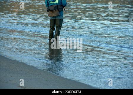 Die traditionelle Kleidung eines Fischers, der im Wasser watet, ausgestattet mit robusten Stiefeln und einem Korb für den Fang. Die Stiefel sind so konzipiert, dass sie Stockfoto