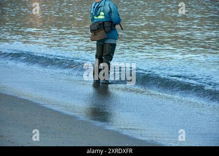 Die traditionelle Kleidung eines Fischers, der im Wasser watet, ausgestattet mit robusten Stiefeln und einem Korb für den Fang. Die Stiefel sind so konzipiert, dass sie Stockfoto