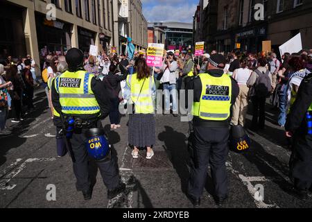 Anti-Rassismus-Demonstranten demonstrieren in Newcastle, vor einer rechtsextremen Demonstration. Bilddatum: Samstag, 10. August 2024. Stockfoto