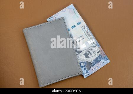 Saudi-Arabien 500 Riyals-Banknote im Portemonnaie. Finanzthema. Stockfoto