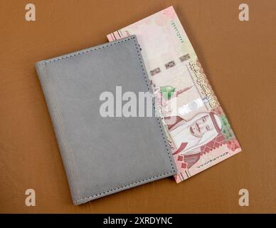 Saudi-Arabien 100 Rial-Banknote in einer Brieftasche Stockfoto