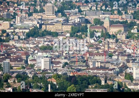 Altstadt von Zürich mit Universität und ETH das Bild zeigt einen detaillierten Blick auf die Altstadt von Zürich, aufgenommen vom Uetliberg aus. Im Zentrum des Bildes sind die charakteristischen Kirchtürme und historischen Gebäude der Altstadt zu sehen, die sich eng aneinanderreihen und das mittelalterliche Erbe der Stadt widerspiegelt. Dominierend im oberen Bildbereich sind die Gebäude der Universität Zürich und der Eidgenössischen Technischen Hochschule ETH Zürich, auf einem Hügel über der Altstadt. Zürich Zürich Schweiz *** Altstadt von Zürich mit Universität und ETH das Bild zeigt eine Deta Stockfoto