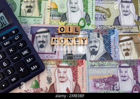 Saudi-Arabien-Banknoten mit Ölgeld-Text auf Holzblöcken Stockfoto